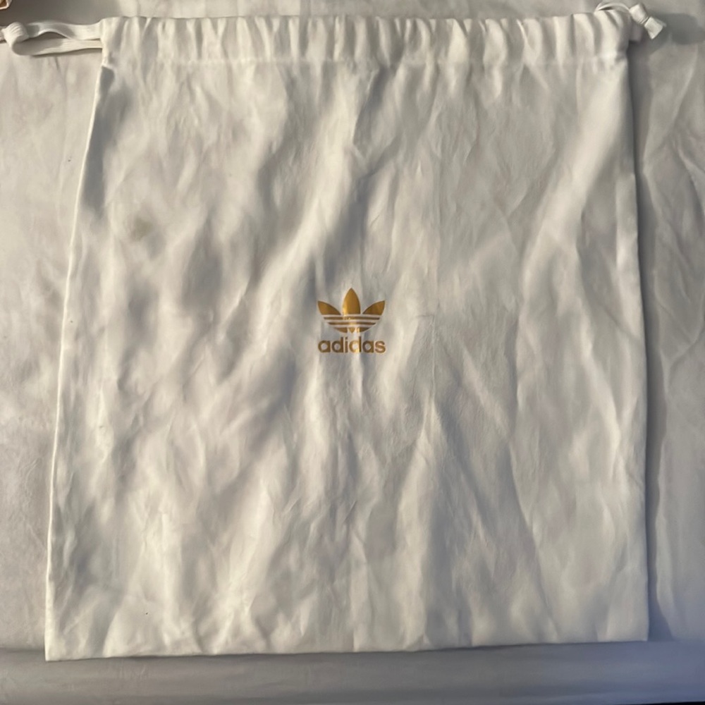 Adidas Superstar  Classic sneaker bag. White.